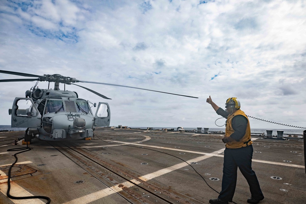 USS Farragut Conducts Flight Ops