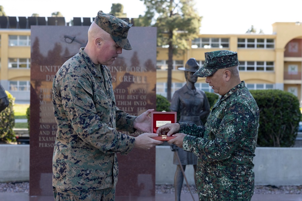 Commandant Of the Philippine Marine Corps Visits MCRD San Diego