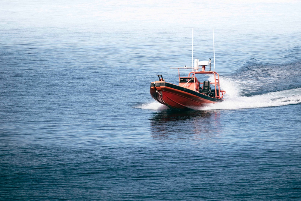 USS McFaul Participates in Counter-Unmanned Survace Vehicle Drill, Man's Viper Team