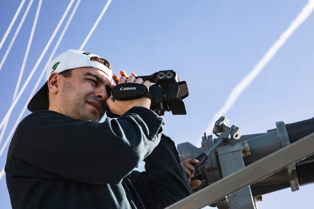 USS McFaul Participates in Counter-Unmanned Survace Vehicle Drill, Man's Viper Team