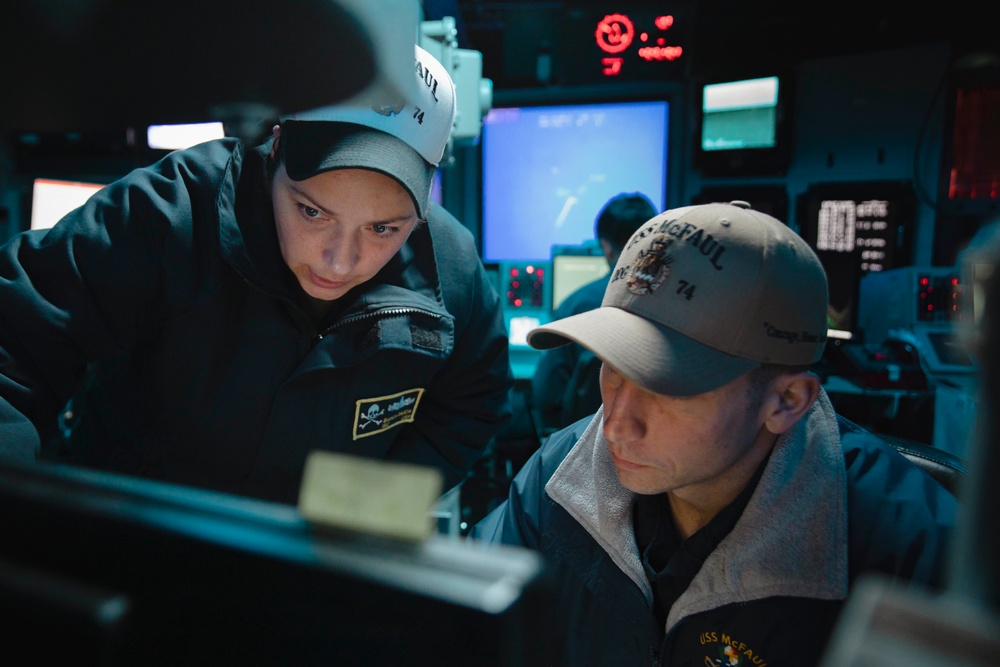 USS McFaul Participates in Counter-Unmanned Survace Vehicle Drill, Man's Viper Team