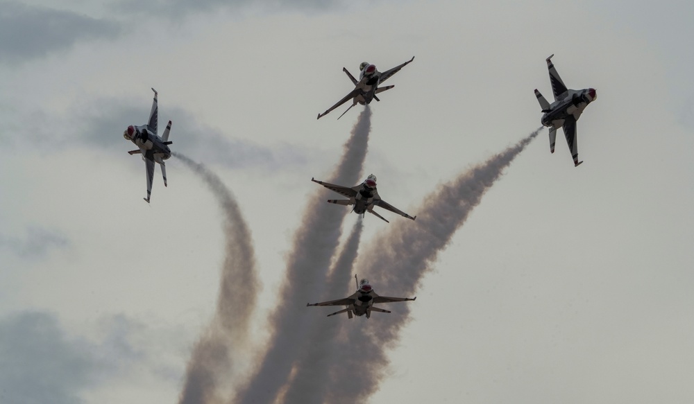 Thunderbirds practice at Nellis