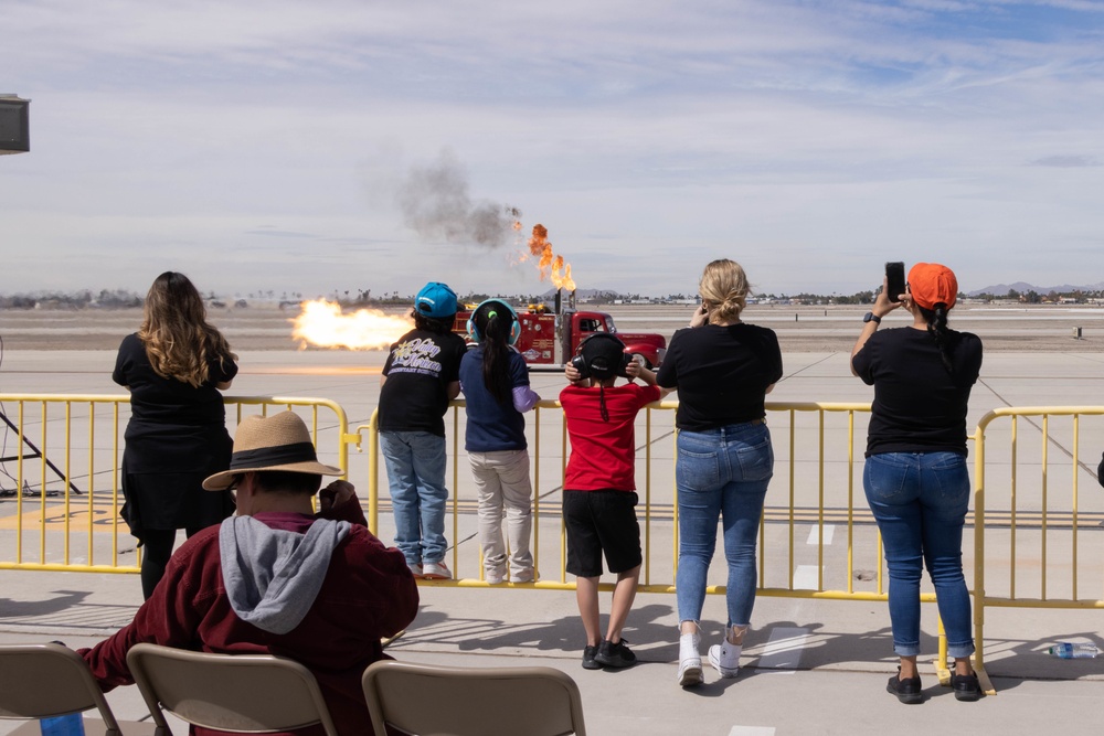 Crane Elementary visits Yuma Children’s Expo as part of airshow