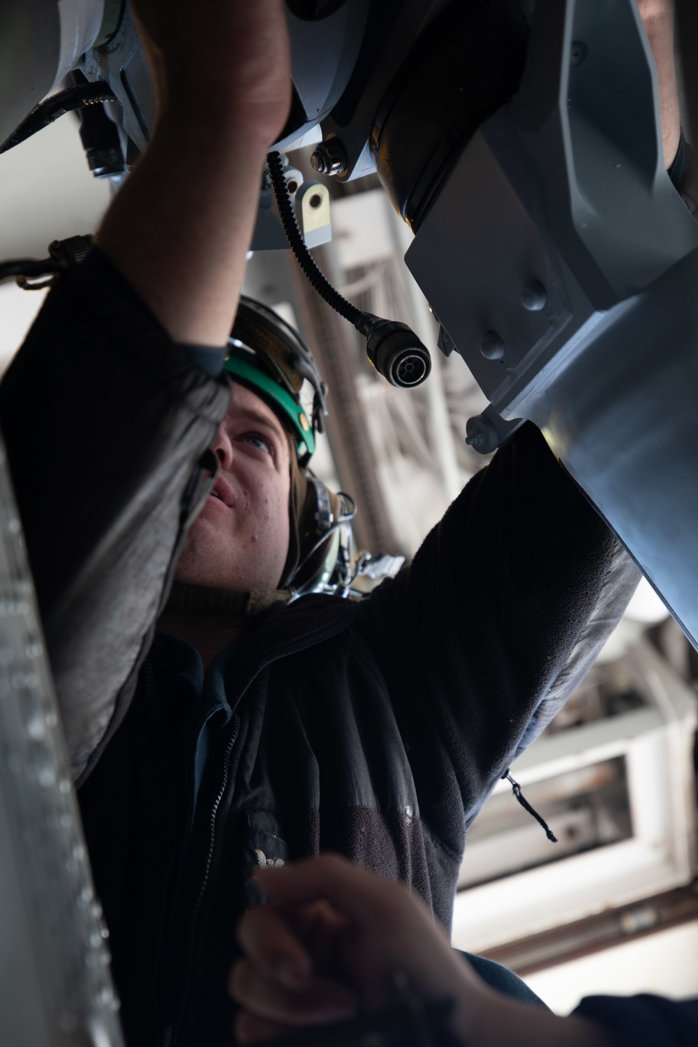 Chung Hoon Sailor conducts maintenance on MH-60R.