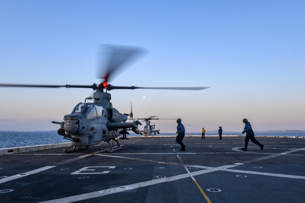 USS Green Bay (LPD 20) Conducts Flight Operations