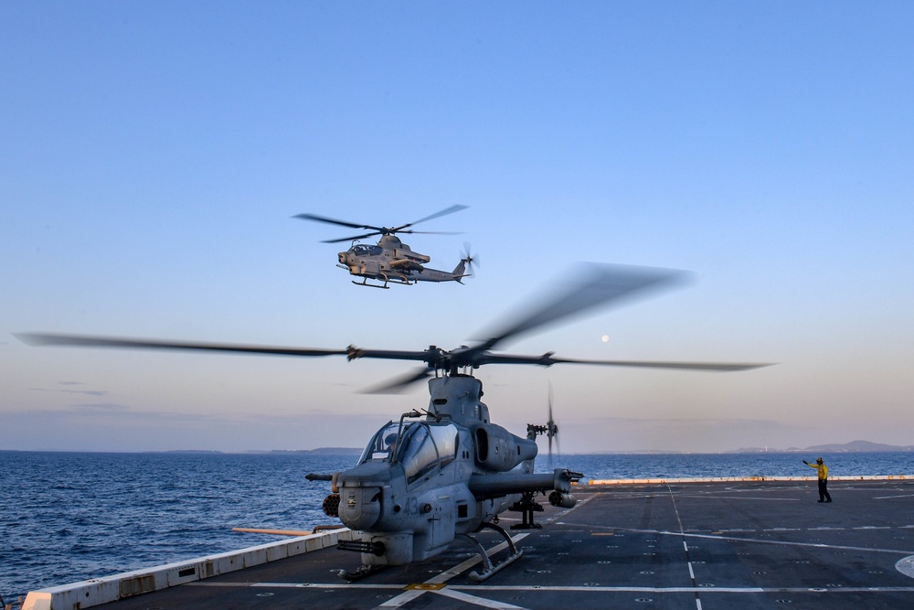 USS Green Bay (LPD 20) Conducts Flight Operations