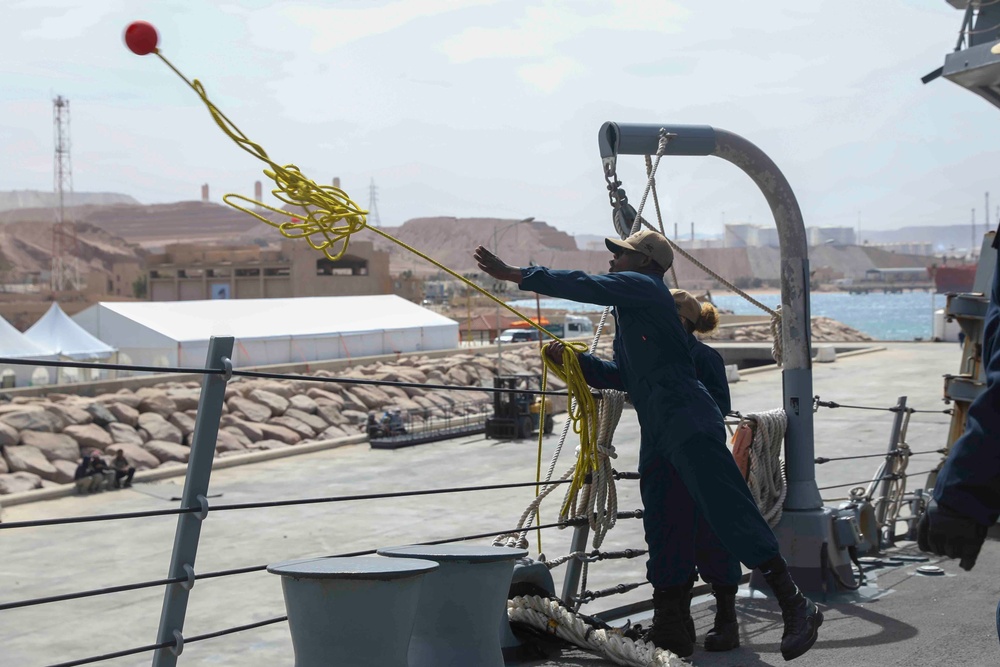 USS Truxtun pulls into Jordan