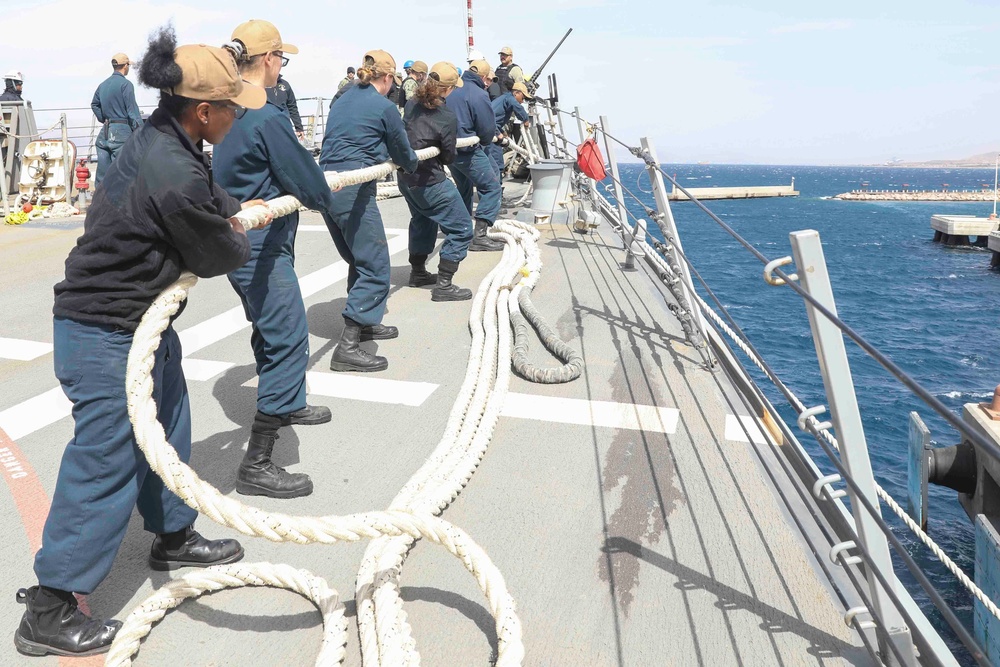 USS Truxtun pulls into Jordan