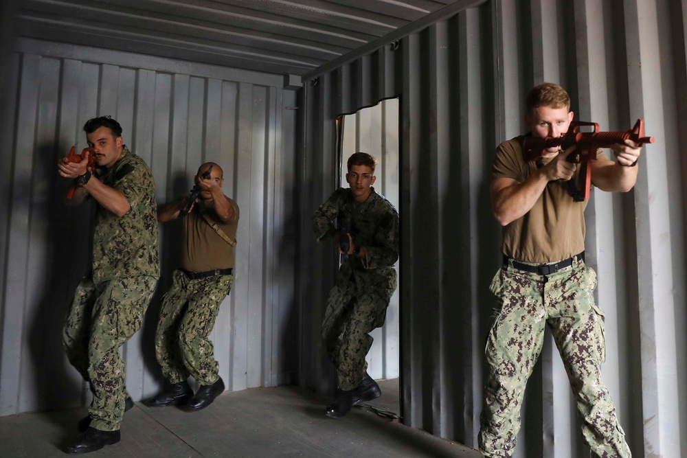 USS Truxtun pulls into Jordan