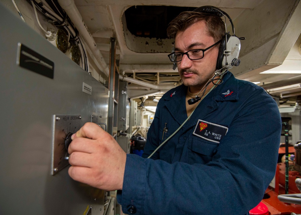 DVIDS - Images - USS Paul Hamilton Strait Of Hormuz Transit [Image 2 of 6]