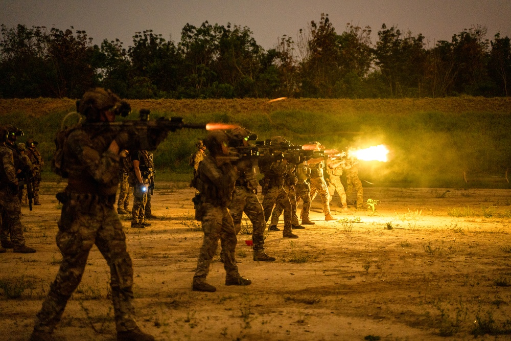 Special Forces Soldiers in Côte d'Ivoire, train at 400m range