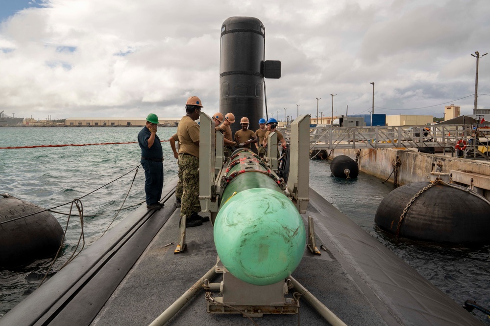 USS Annapolis Conducts Weapons Handling