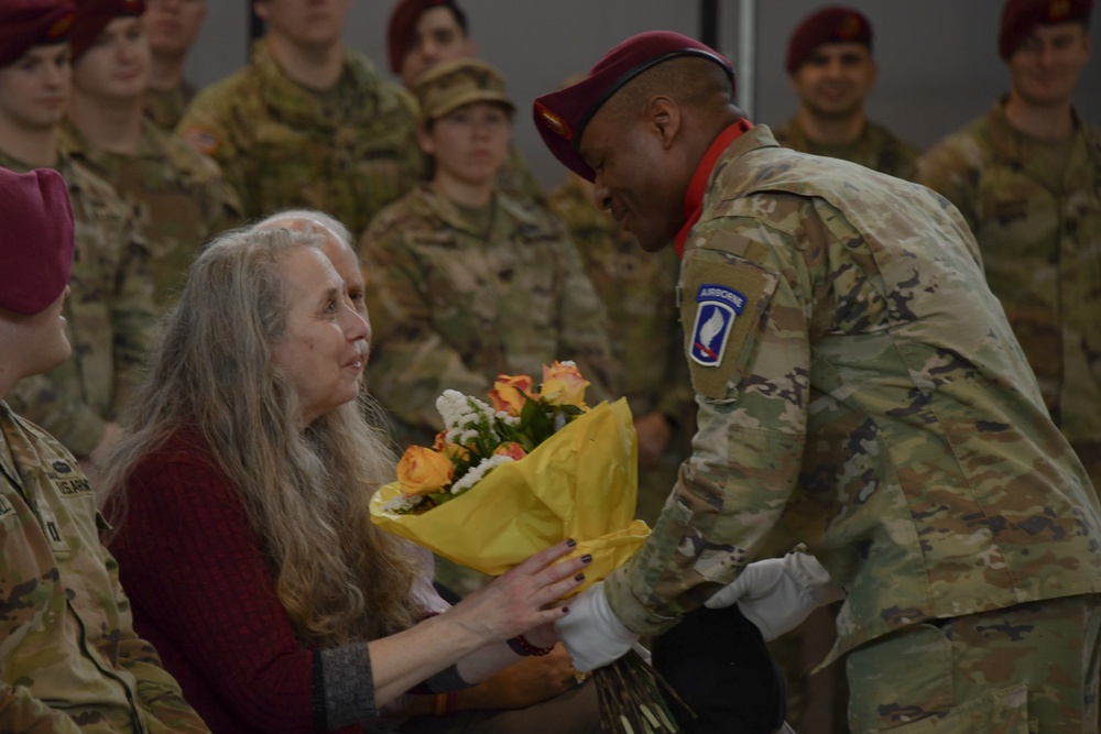 4-319 Airborne Field Artillery Regiment Change of Command