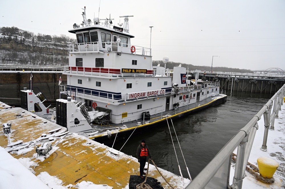 USACE welcomes first tow of 2023 navigation season to St. Paul, Minnesota