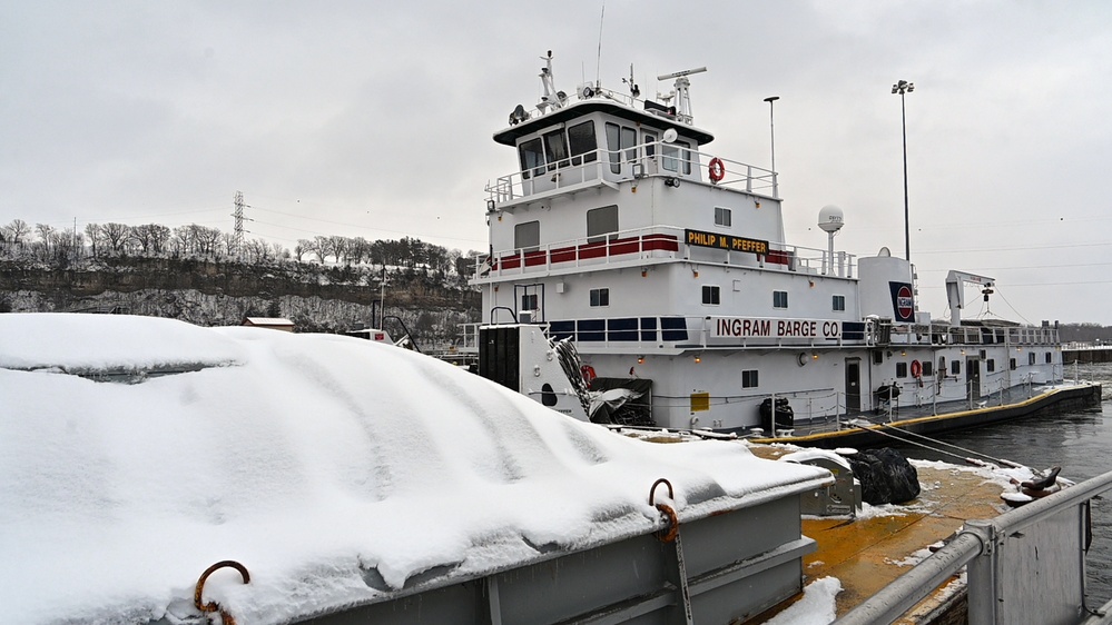 USACE welcomes first tow of 2023 navigation season to St. Paul, Minnesota