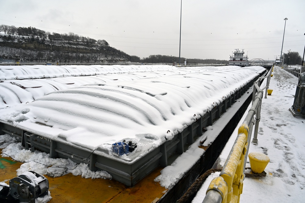 USACE welcomes first tow of 2023 navigation season to St. Paul, Minnesota