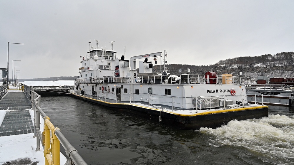 USACE welcomes first tow of 2023 navigation season to St. Paul, Minnesota