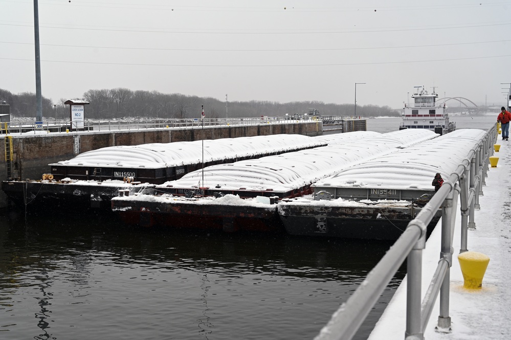 USACE welcomes first tow of 2023 navigation season to St. Paul, Minnesota