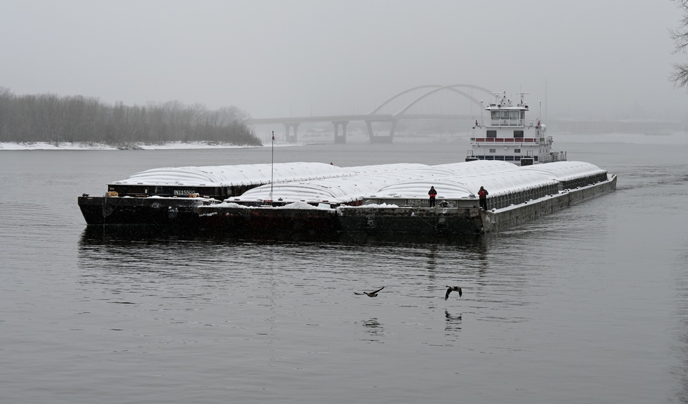 USACE welcomes first tow of 2023 navigation season to St. Paul, Minnesota