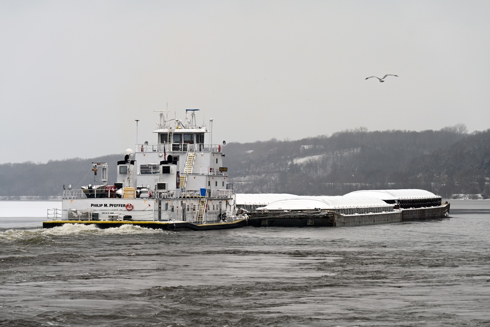 USACE welcomes first tow of 2023 navigation season to St. Paul, Minnesota