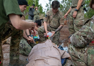 Commanding Officer NMOTC visits the Naval Special Operations Medical Institute