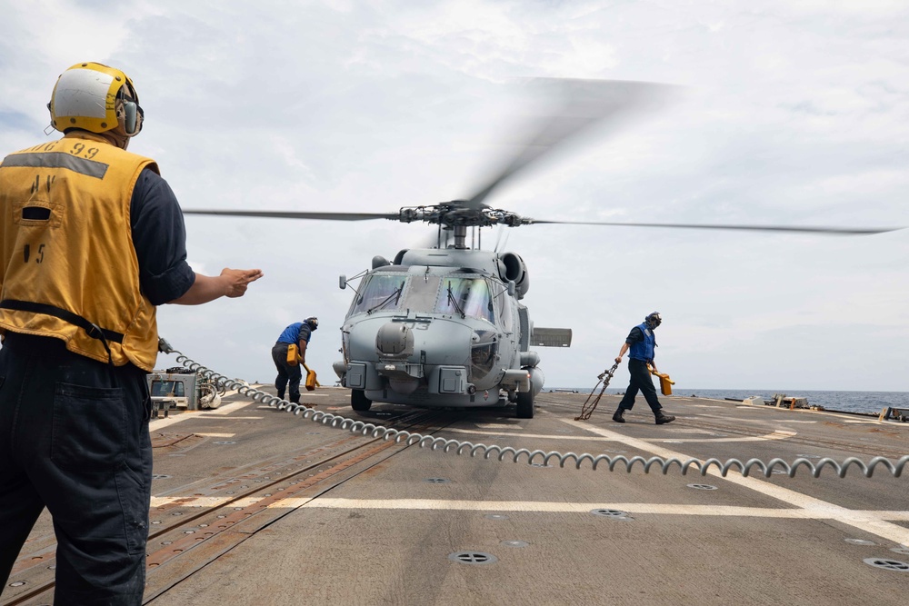 USS Farragut Conducts Flight Ops