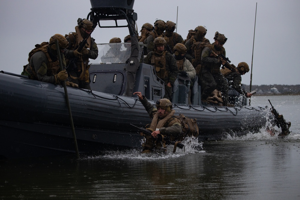 26th MEU’s Small Boat Detachment Maneuvers Within The Littorals