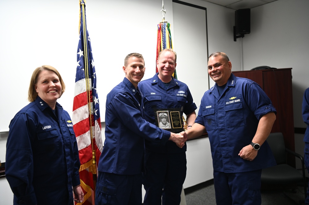 Pacific Area Reserve leadership accept prestigious national awards