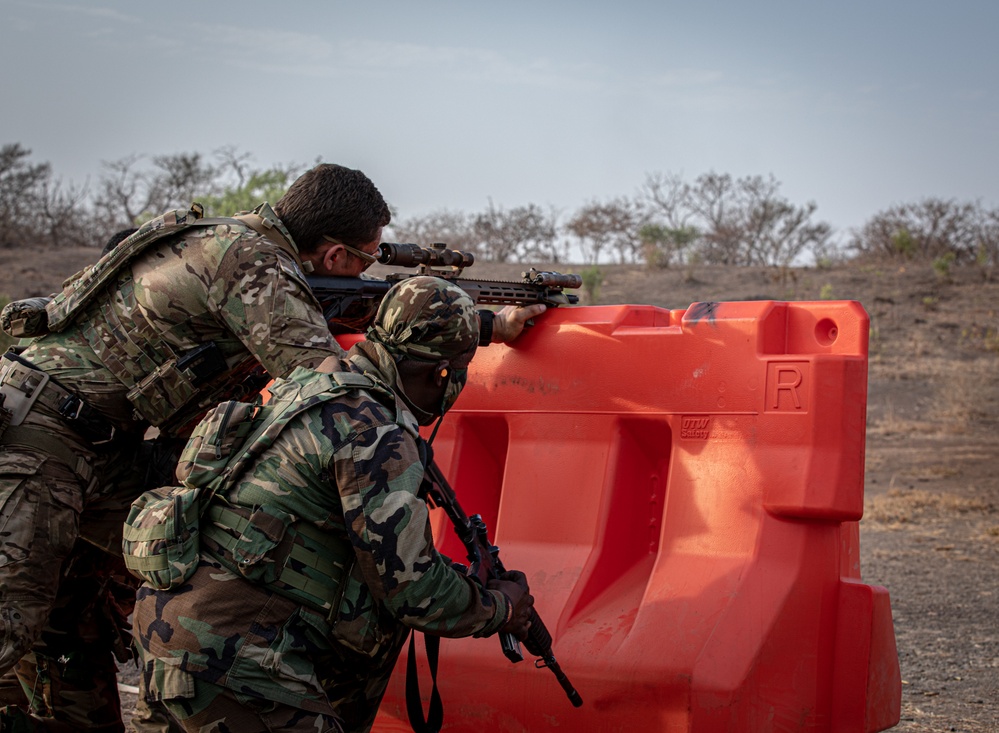 U.S. and Ghana train at the firing range