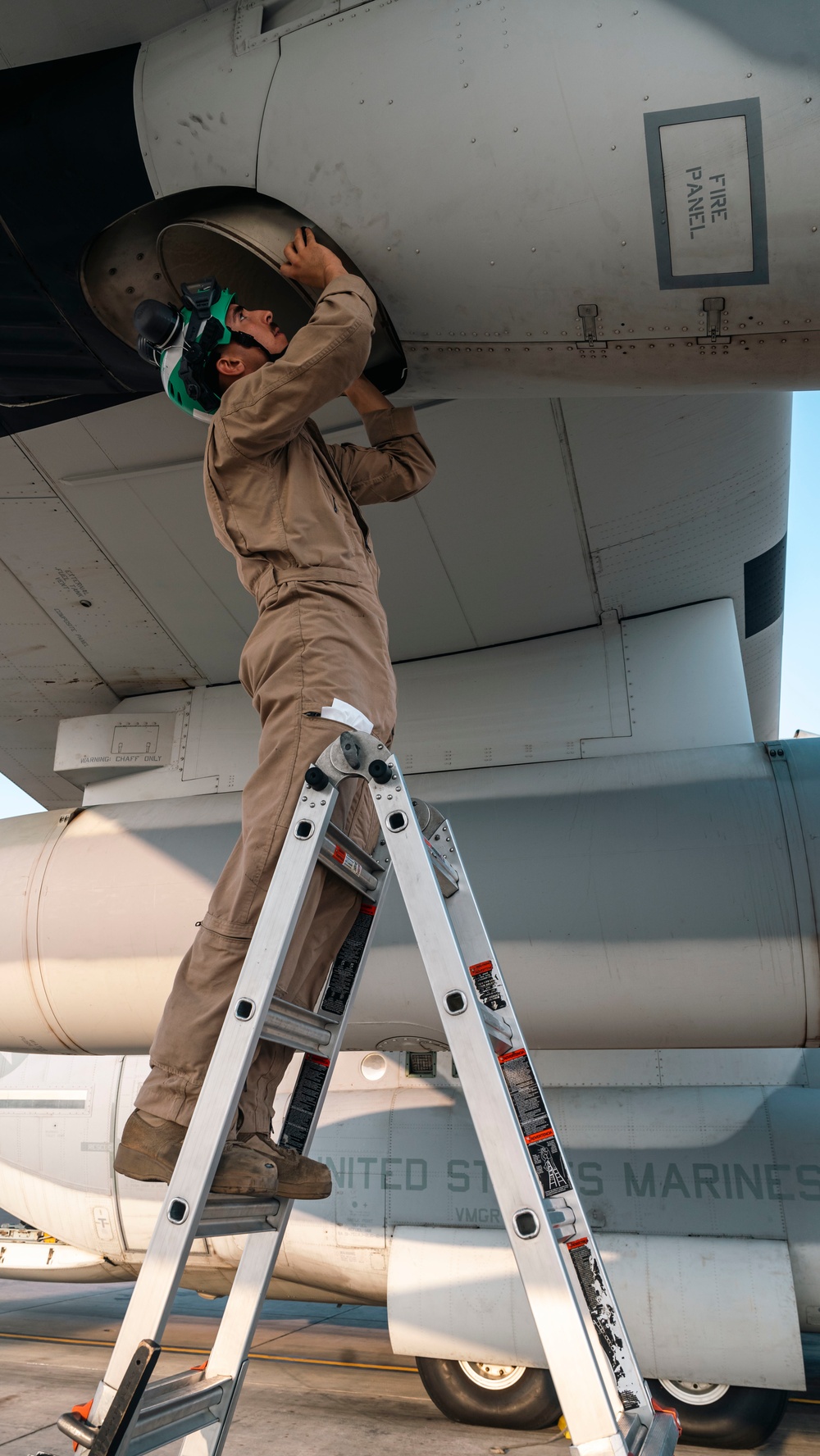 VMM-266 conduct air refueling en route to Saudi Arabia