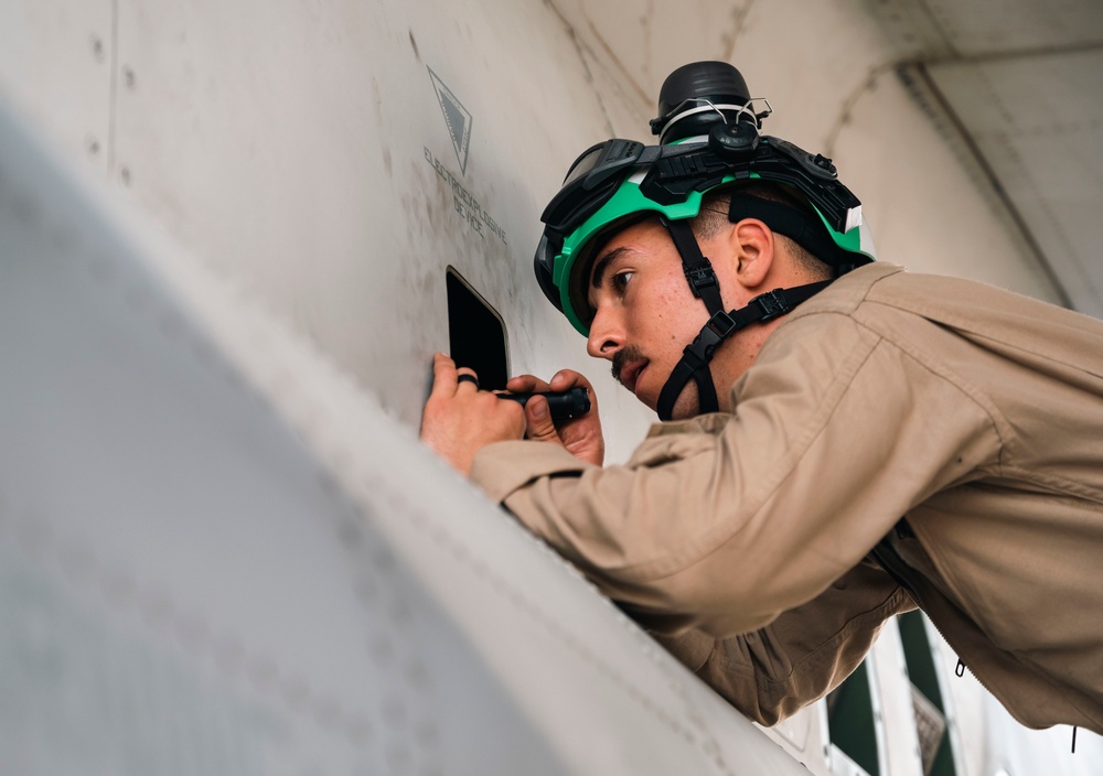 VMM-266 conduct air refueling en route to Saudi Arabia