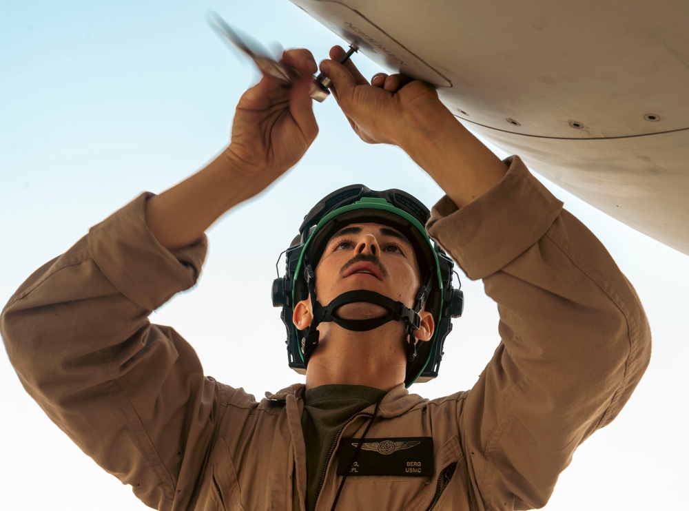 VMM-266 conduct air refueling en route to Saudi Arabia