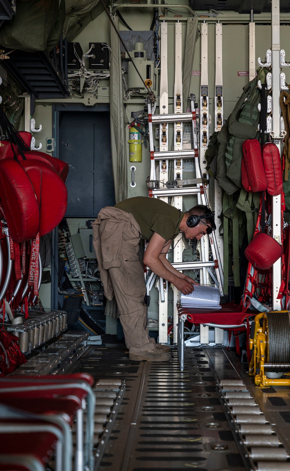 VMM-266 conduct air refueling en route to Saudi Arabia