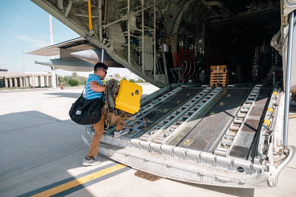 VMM-266 conduct air refueling en route to Saudi Arabia