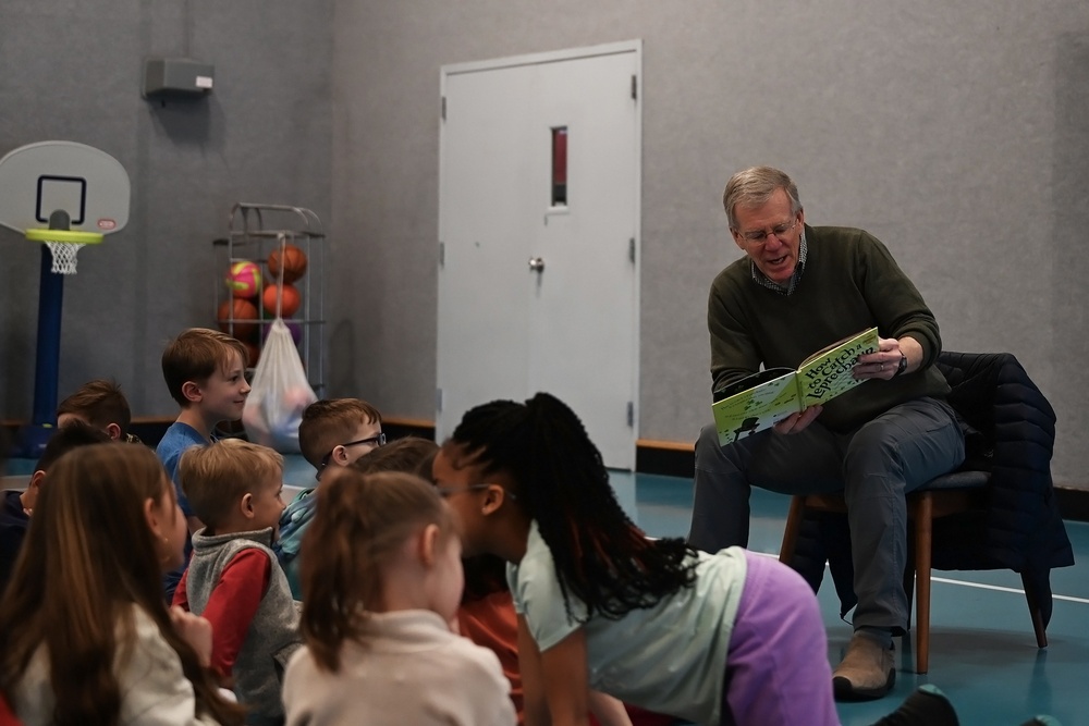 Mayor Bob Kelly reads St. Patrick's Day story to Youth Center children