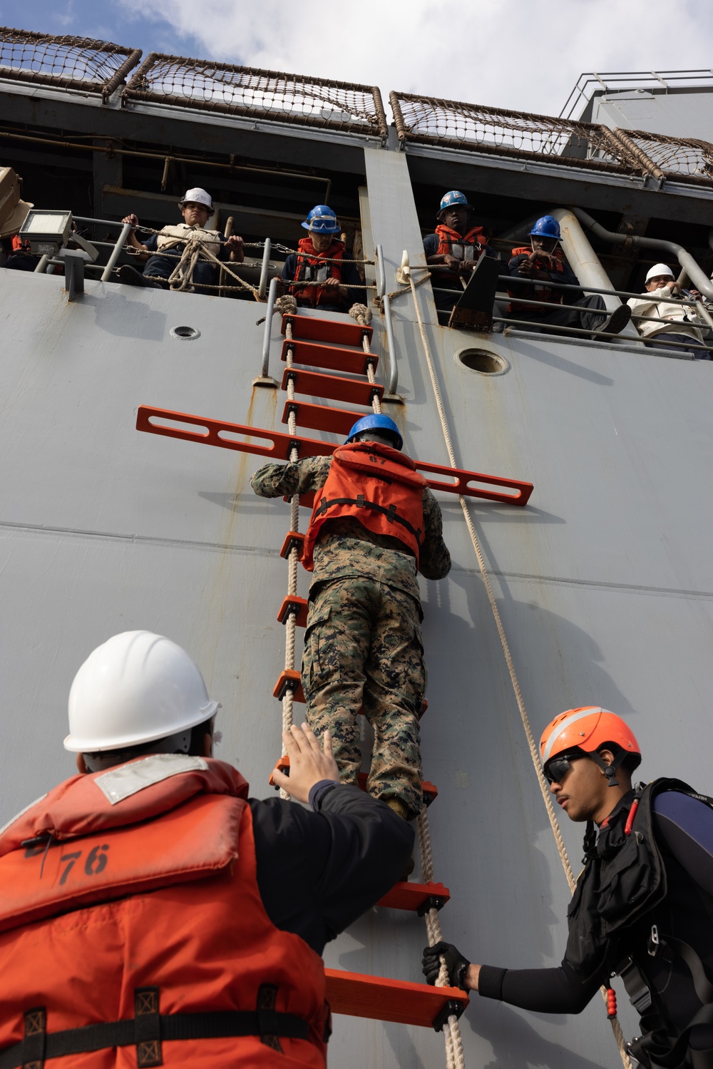 USS Ashland Coordinates a Search and Rescue