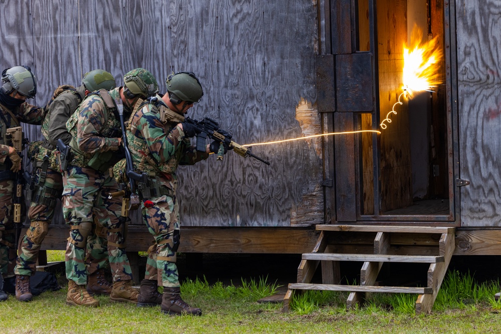 Dutch Marines conduct breaching training with 2d CEB