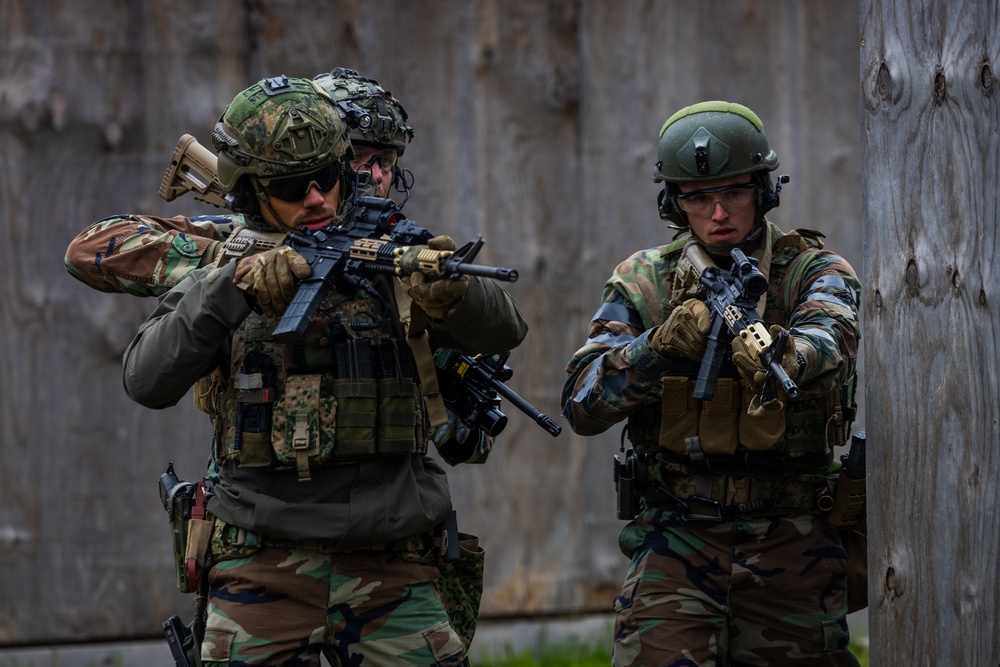 Dutch Marines conduct breaching training with 2d CEB