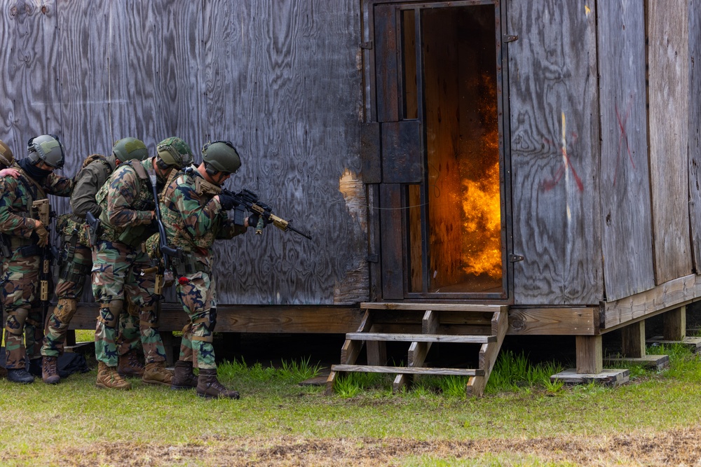 Dutch Marines conduct breaching training with 2d CEB