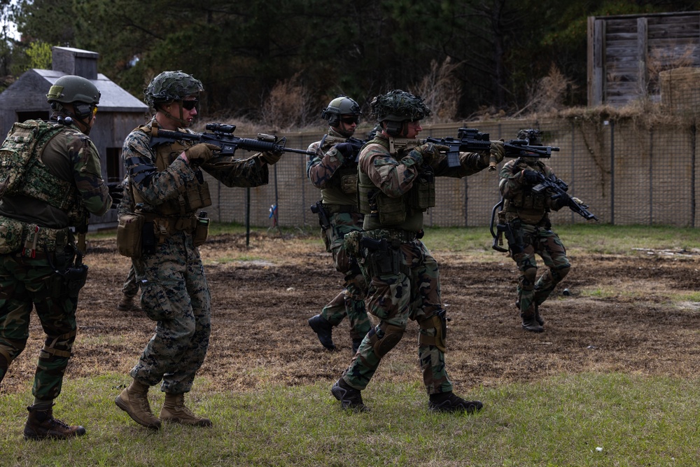 Dutch Marines conduct breaching training with 2d CEB