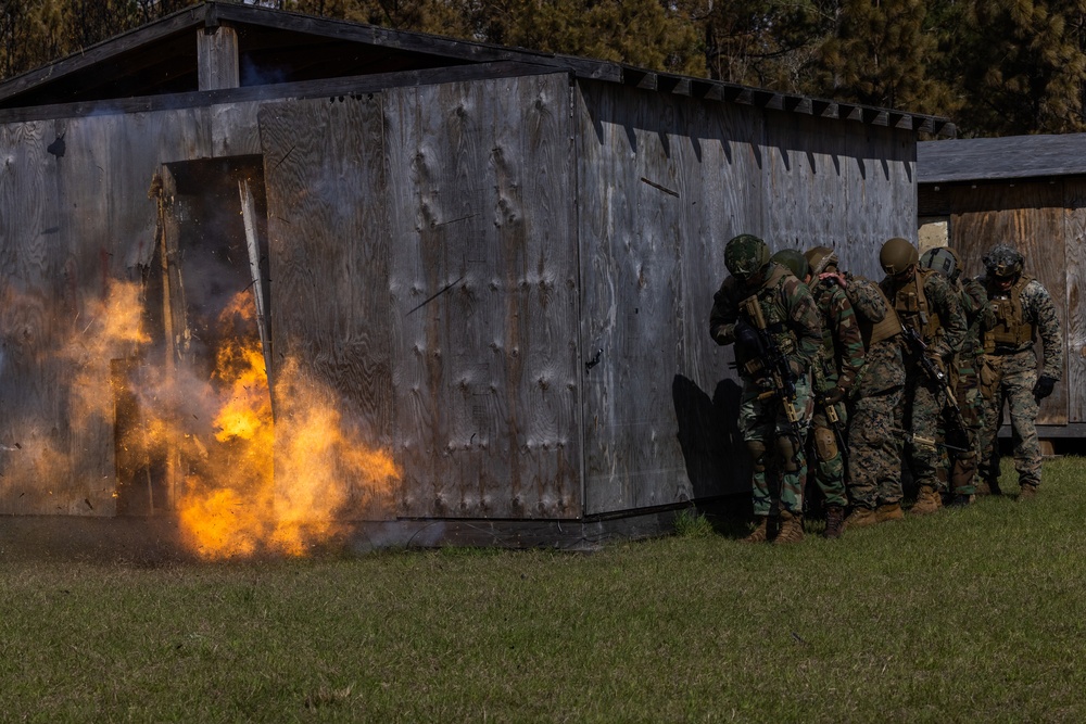 Dutch Marines conduct breaching training with 2d CEB