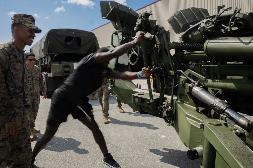 DVIDS - Images - The Washington Commanders visit Marine Barracks