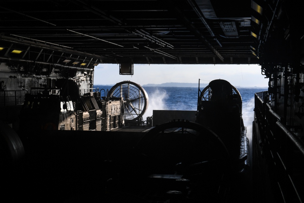 USS Green Bay (LPD 20) Conducts Crossdeck LCAC Operations with JMSDF