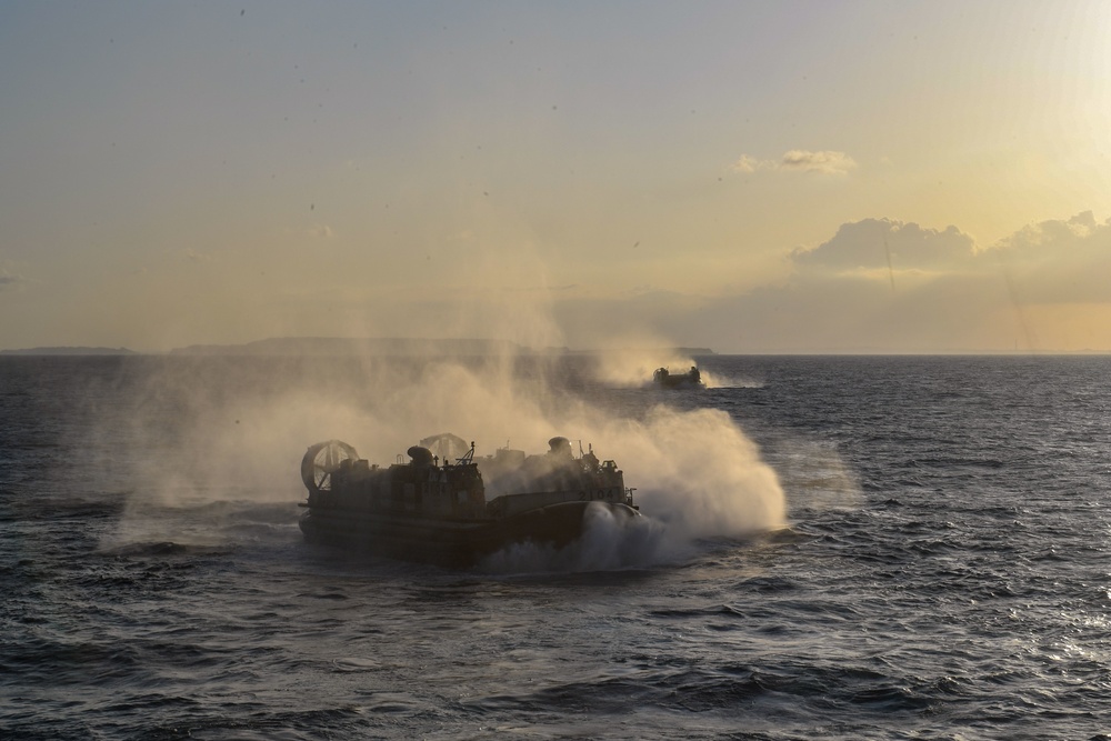 USS Green Bay (LPD 20) Conducts Crossdeck LCAC Operations with JMSDF