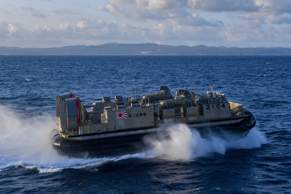 USS Green Bay (LPD 20) Conducts Crossdeck LCAC Operations with JMSDF