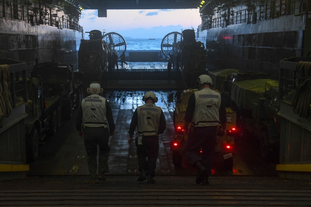 USS Green Bay (LPD 20) Conducts Crossdeck LCAC Operations with JMSDF