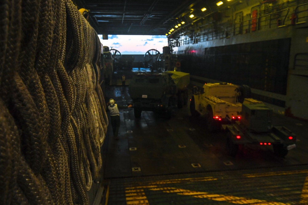 USS Green Bay (LPD 20) Conducts Crossdeck LCAC Operations with JMSDF