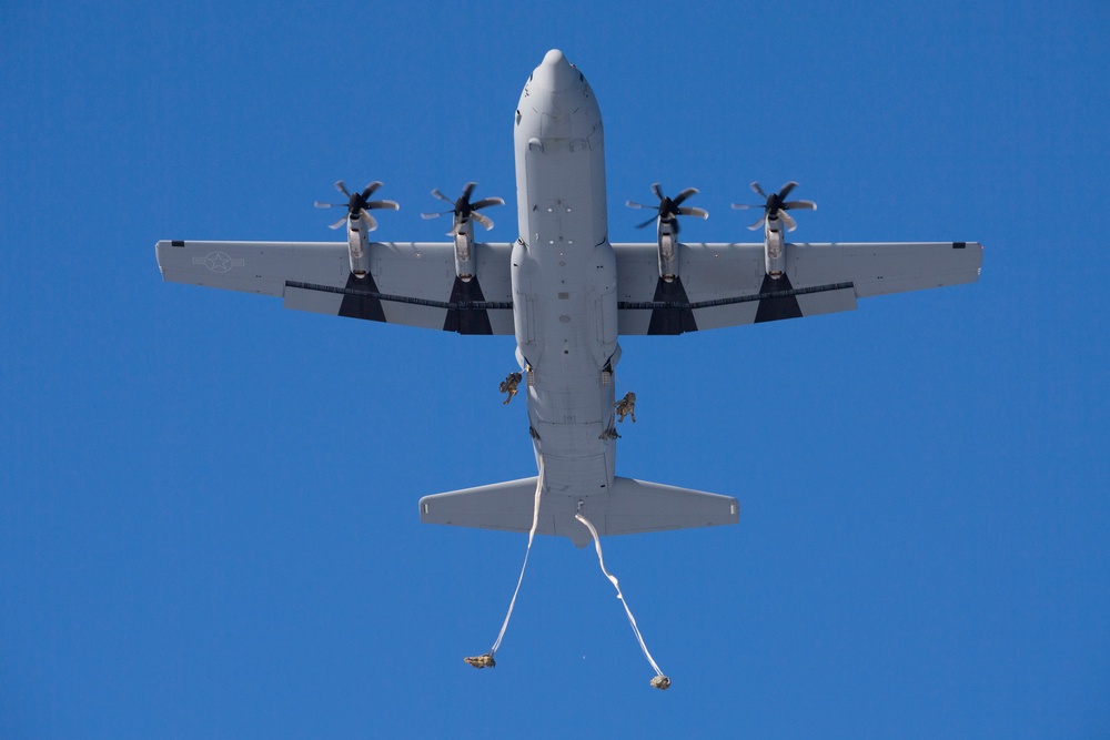 Yokota Airmen provide air support for joint airborne training in Alaska