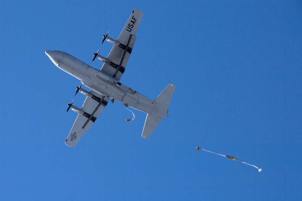 Yokota Airmen provide air support for joint airborne training in Alaska