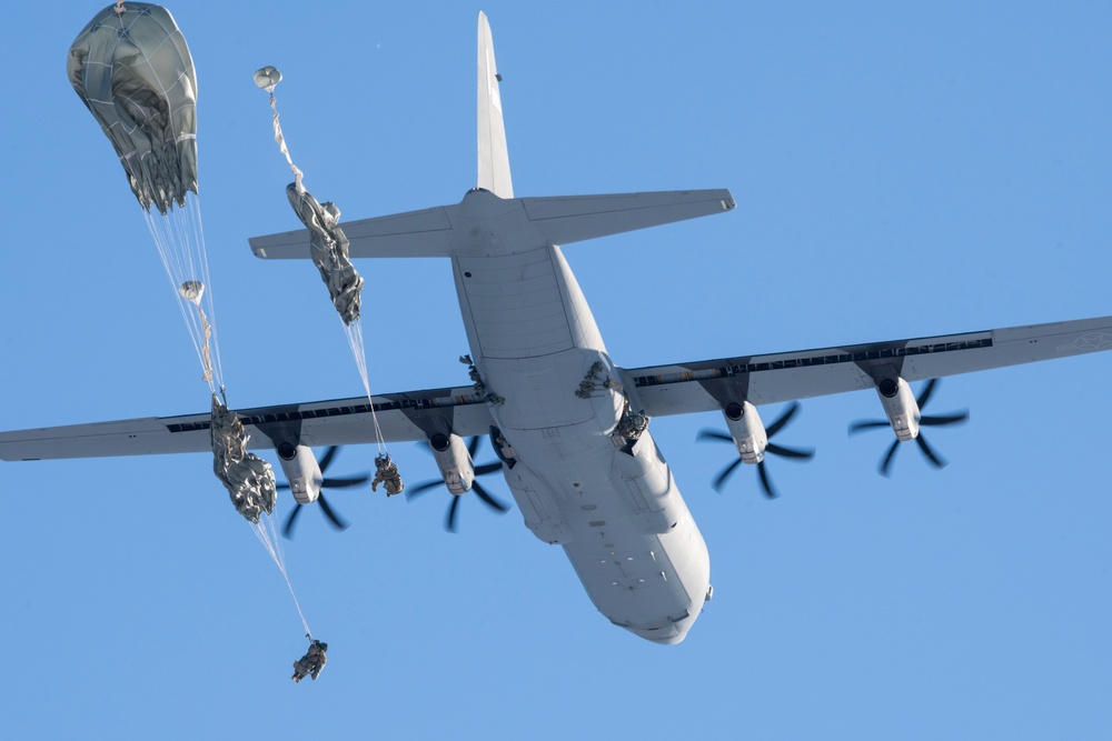 Yokota Airmen provide air support for joint airborne training in Alaska